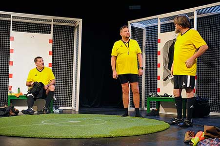 Miroslav Etzler, Michal Novotný, Martin Kubačák v inscenaci Šťovík na smetaně, foto: Lucie Vítková