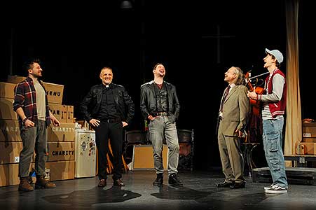 Filip František Červenka, Richard Trsťan, Ondřej Veselý, Viktor Dvořák, Antonio Šoposki v inscenaci Irská kletba, foto: Lucie Vítková