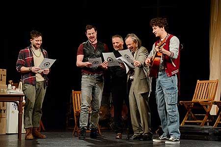 Filip František Červenka, Richard Trsťan, Ondřej Veselý, Viktor Dvořák, Antonio Šoposki v inscenaci Irská kletba, foto: Lucie Vítková
