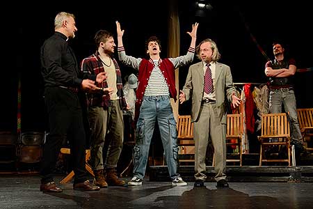 Richard Trsťan, Filip František Červenka, Antonio Šoposki, Viktor Dvořák, Ondřej Veselý v inscenaci Irská kletba, foto: Lucie Vítková