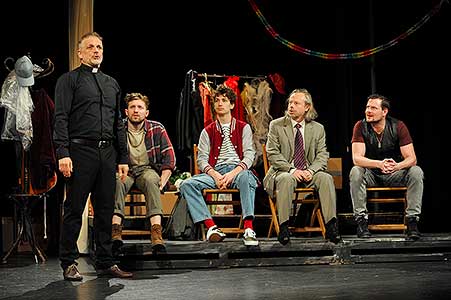 Richard Trsťan, Filip František Červenka, Antonio Šoposki, Viktor Dvořák, Ondřej Veselý v inscenaci Irská kletba, foto: Lucie Vítková